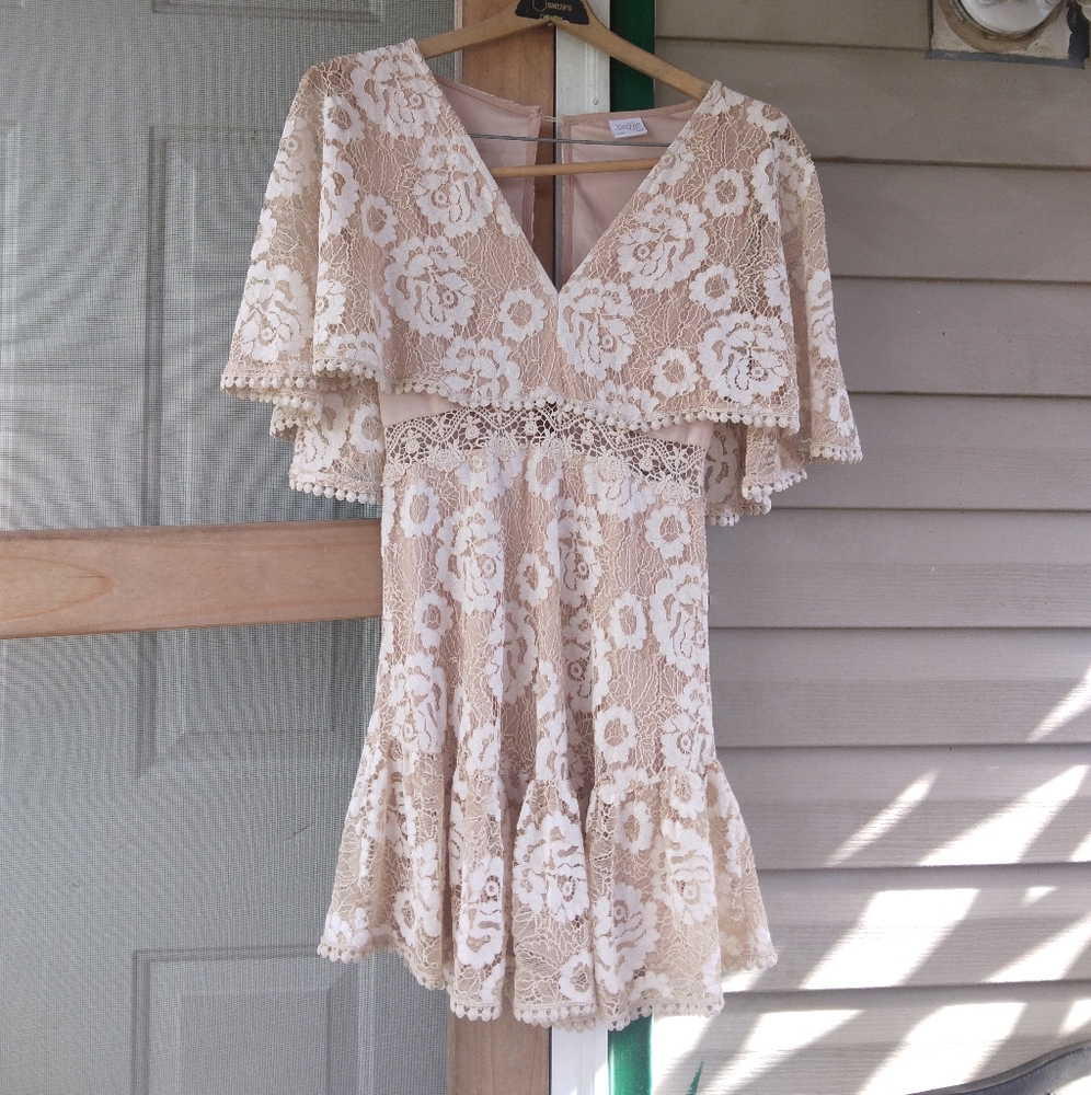 Selfie LESLIE LADY LUCK Cape Sleeve dress